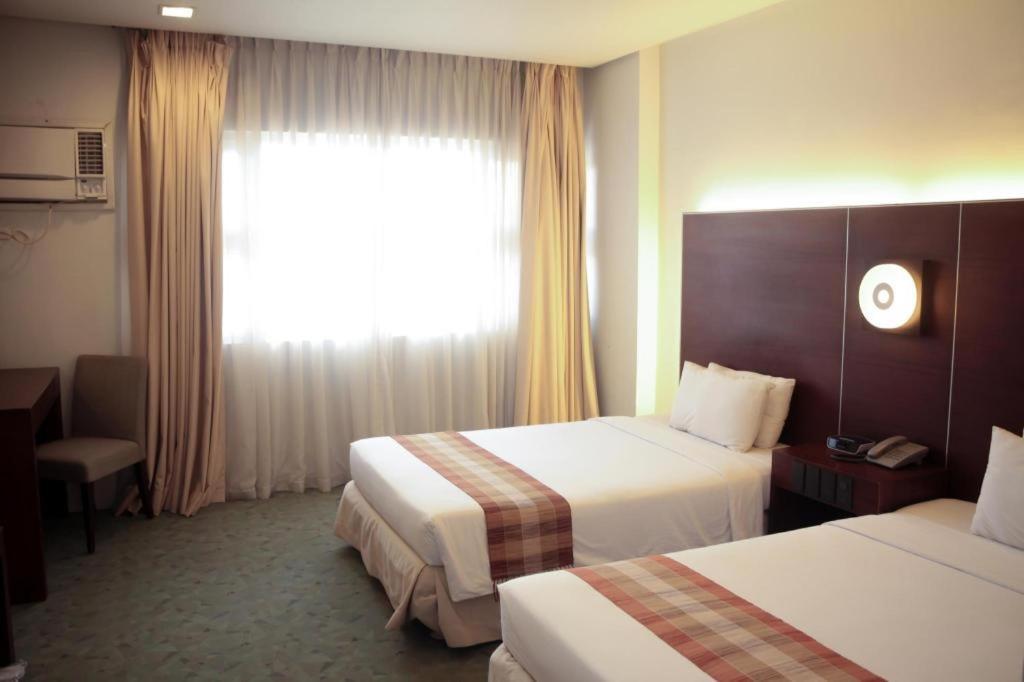 Casablanca Suites Legazpi Buitenkant foto